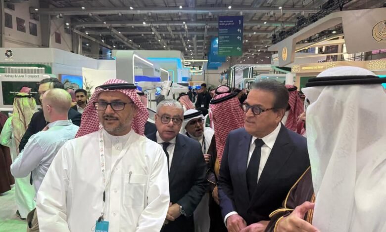وزير-الصحة-يتفقد-المعرض-الطبي-المنعقد-على-هامش-ملتقى-الصحة-العالمي-بالسعودية
